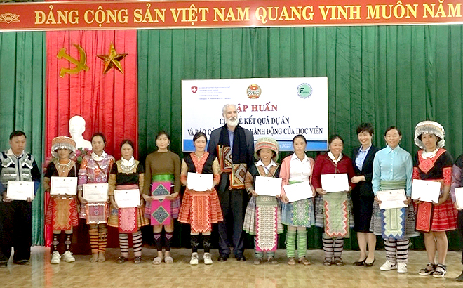 Mr. Aldo De Luca – Chargé d'Affaires of Switzerland in Vietnam and Director of the FEMMA Center presenting certificates to the trainees participating in the seminar.